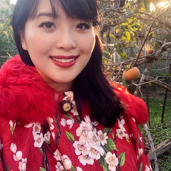 Dolce & Gabbana Red Jacquard Coat with Cherry Blossoms and Fur Collar - Picture 5 of 11